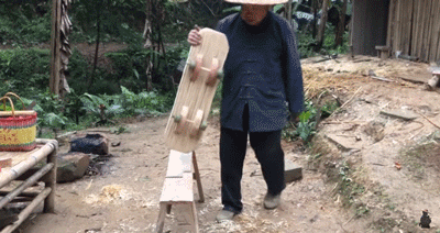 火遍外网的“爷爷版李子柒”：阿木爷爷和他的木工绝活>人物
