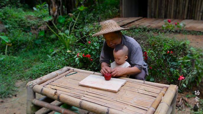 火遍外网的“爷爷版李子柒”：阿木爷爷和他的木工绝活>人物