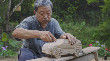 火遍外网的“爷爷版李子柒”：阿木爷爷和他的木工绝活>人物